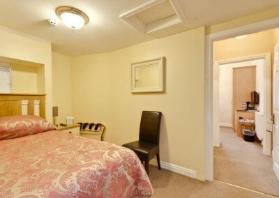 Room 5 Lauriston Court