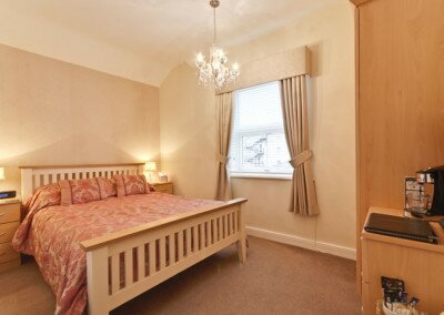 Room 5 Lauriston Court