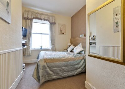Room 6 Lauriston Court